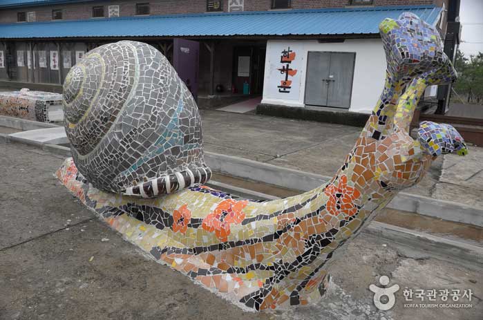Sculpture placée dans la cour de Samrye Culture and Arts - Damyang-gun, Jeollanam-do, Corée (https://codecorea.github.io)