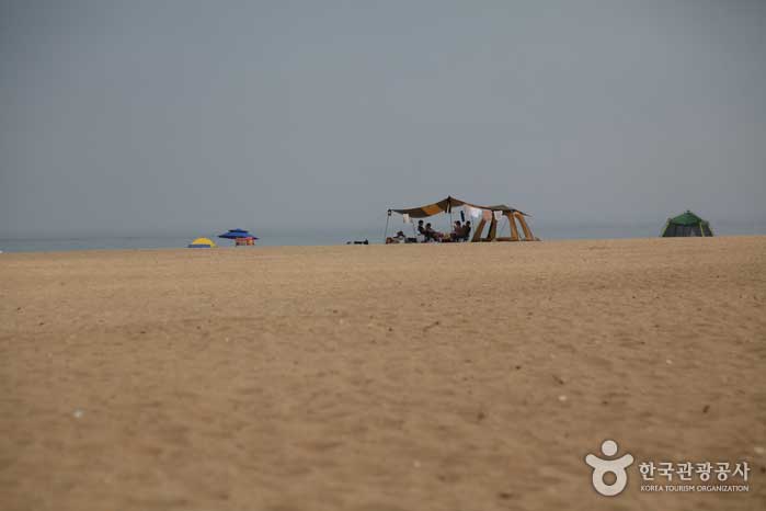 Plage de Chilpo avec plage de sable blanc - Pohang, Gyeongbuk, Corée (https://codecorea.github.io)