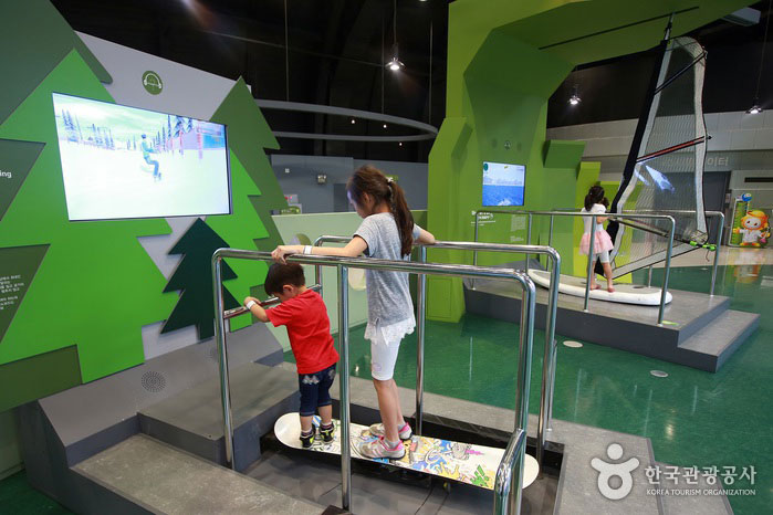 Il existe de nombreuses expositions expérientielles, telles que le snowboard, la planche à voile et les deltaplanes. - Buk-gu, Gwangju, Corée du Sud (https://codecorea.github.io)