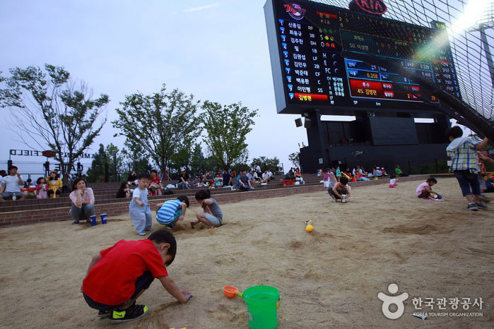 Zona de juegos para niños que no están interesados en el béisbol. - Buk-gu, Gwangju, Corea del Sur (https://codecorea.github.io)