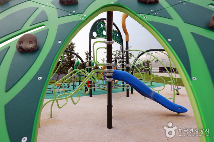 Outdoor children's playground with the theme of space and planets - Buk-gu, Gwangju, South Korea (https://codecorea.github.io)