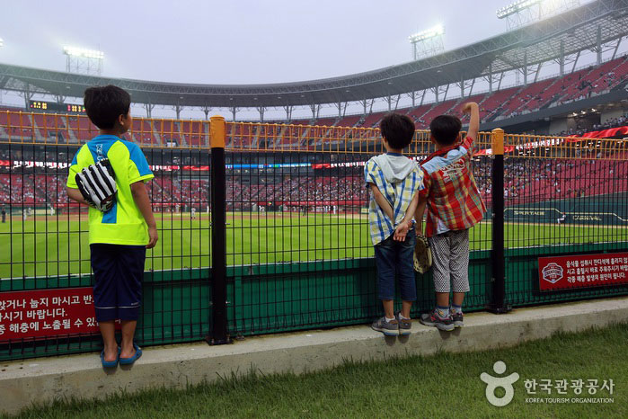 Дети на заборе в дальней части поля - Бук-гу, Кванджу, Южная Корея (https://codecorea.github.io)