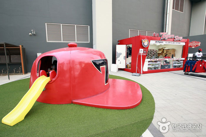Es popular entre los visitantes de la familia porque tiene césped y un parque infantil para jugar con arena. - Buk-gu, Gwangju, Corea del Sur (https://codecorea.github.io)