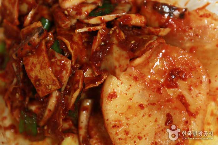 Calamares salteados y rábanos kimchi - Tongyeong, Gyeongnam, Corea (https://codecorea.github.io)
