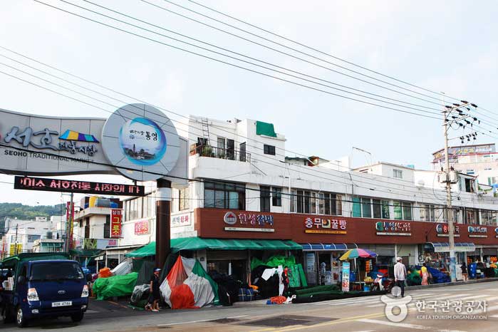 Рынок Западного озера, напротив терминала пассажирских кораблей Tongyeong - Тонгён, Кённам, Корея (https://codecorea.github.io)