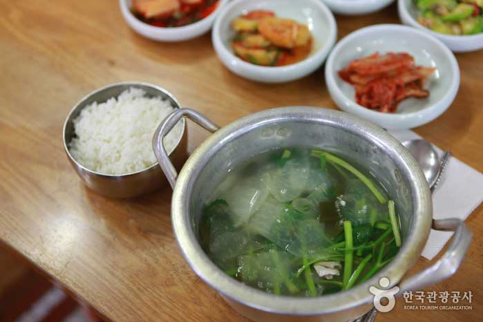 Zolbokguk, made with simmered kimono and added radish and buttercups - Tongyeong, Gyeongnam, Korea (https://codecorea.github.io)