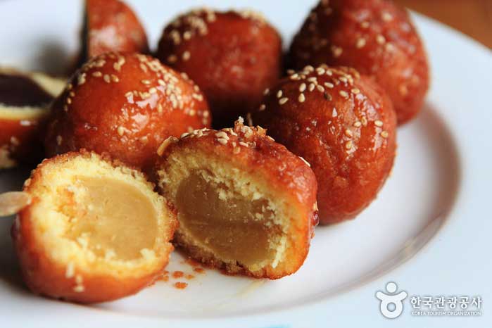 Honigbrot gewürzt mit verschiedenen Rindfleischsorten wie Süßkartoffeln und Kastanien - Tongyeong, Gyeongnam, Korea (https://codecorea.github.io)