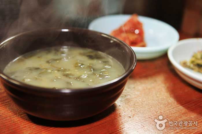 Саракгук с мисо и бульоном - Тонгён, Кённам, Корея (https://codecorea.github.io)