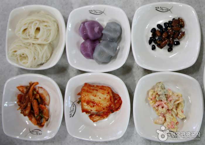 Nouilles et gâteau de riz aux pommes de terre sont servis - Sokcho-si, Gangwon-do, Corée (https://codecorea.github.io)