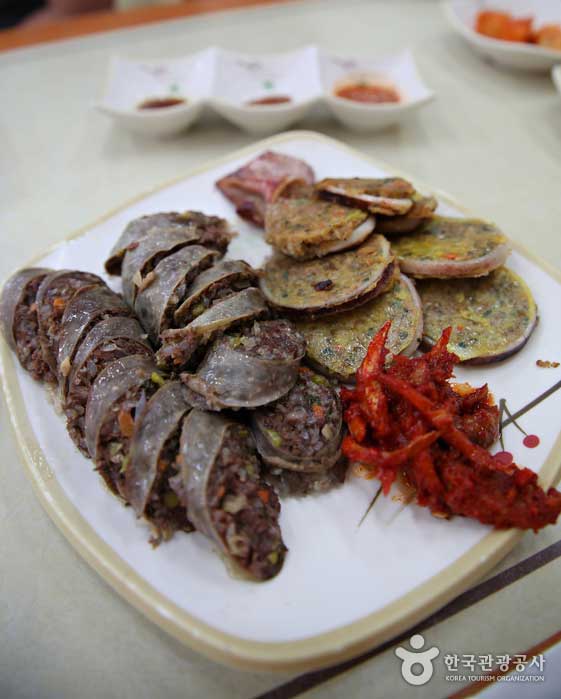 Abai Sundae und Squid Sundae werden ebenfalls verkauft. - Sokcho-si, Gangwon-do, Korea (https://codecorea.github.io)