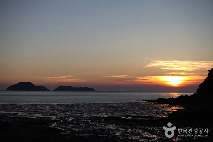 Le coucher de soleil vu de la plage de pêche séchée - Ongjin-gun, Incheon, Corée (https://codecorea.github.io)