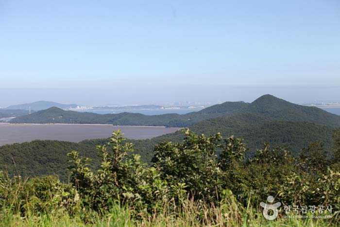 Une vue panoramique de l'île de Jangbongdo depuis les Bonghwadae. Cela ressemble à un long sommet de montagne. - Ongjin-gun, Incheon, Corée (https://codecorea.github.io)