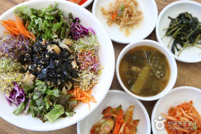 Sorbibimbap en el restaurante "Sky Garden", que cuenta con un color colorido - Ongjin-gun, Incheon, Corea (https://codecorea.github.io)