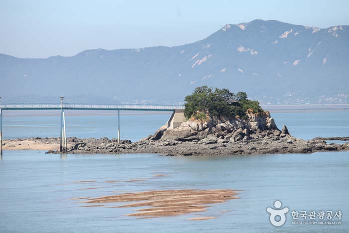Eine kleine Felseninsel vor dem Dorf Ongam. - Ongjin-gun, Incheon, Korea (https://codecorea.github.io)