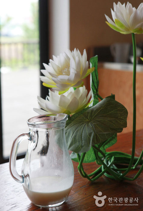 Baeknyeon Makgeolli au parfum de lotus blanc - Dangjin-si, Chungnam, Corée (https://codecorea.github.io)