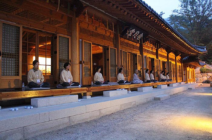 Assis à Hamwoldang Maru <Avec l'aimable autorisation de Jingwansa> - Eunpyeong-gu, Séoul, Corée (https://codecorea.github.io)