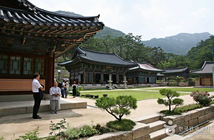 Temple Jingwansa sous la crête d'Eungbong de la montagne Bukhansan - Eunpyeong-gu, Séoul, Corée (https://codecorea.github.io)