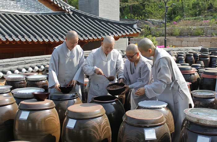 Maître Kyeho qui a étudié la cuisine du temple <Photo gracieuseté de Jingwansa> - Eunpyeong-gu, Séoul, Corée (https://codecorea.github.io)