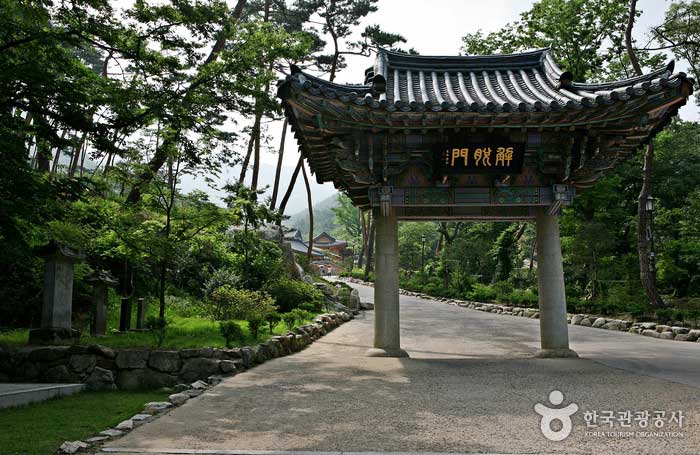 La porte de libération du temple de Jingwansa - Eunpyeong-gu, Séoul, Corée (https://codecorea.github.io)