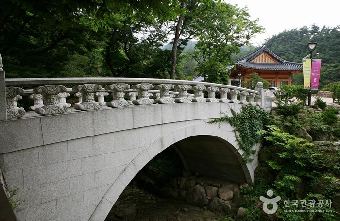 When crossing Sesimgyo Bridge, you will see a temple stay space. - Eunpyeong-gu, Seoul, Korea (https://codecorea.github.io)