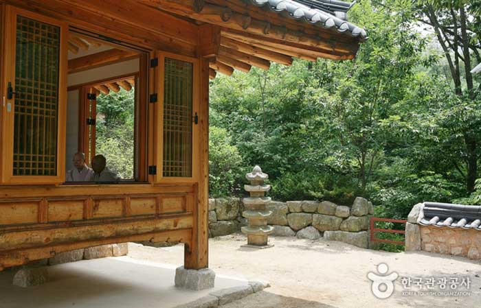 僧侶在Hyorimwon與訪客分享對話 - 韓國首爾恩平區 (https://codecorea.github.io)