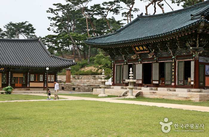 Cour avant de Jingwansa Daeungjeon - Eunpyeong-gu, Séoul, Corée (https://codecorea.github.io)