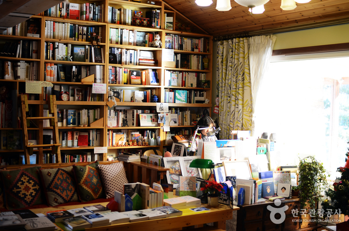 森林中的一家小書店，可以共同培育人們和他們的夢想 - 韓國忠北歌山郡 (https://codecorea.github.io)