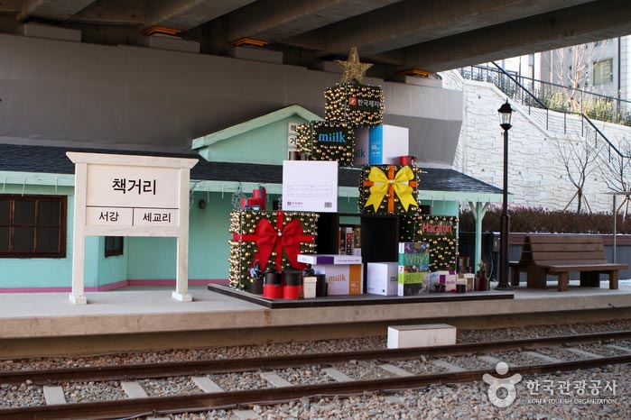 Es la mejor estación de libros para tomar fotos en la calle Gyeongui Seonseo - Mapo-gu, Seúl, Corea (https://codecorea.github.io)