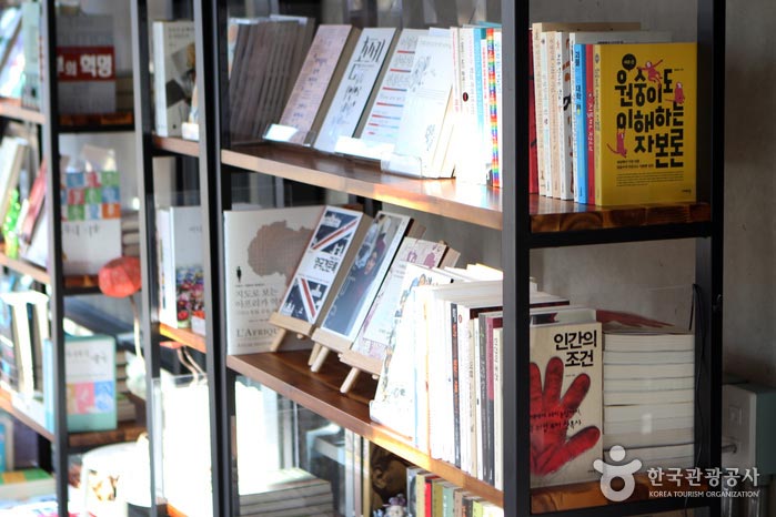 Librairie de la rue Gyeongui Seonseo où vous pourrez rencontrer divers livres - Mapo-gu, Séoul, Corée (https://codecorea.github.io)