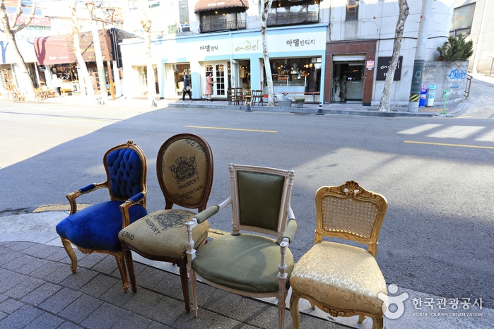 Итэвон антикварная мебель уличный пейзаж - Ёнсан-гу, Сеул, Корея (https://codecorea.github.io)