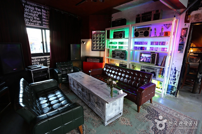 'Um Record' indoors with vintage and analog atmosphere - Yongsan-gu, Seoul, Korea (https://codecorea.github.io)