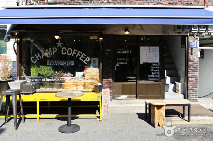 The first member of 'Usadan-gil', 'Champ Coffee', has a nice appearance. - Yongsan-gu, Seoul, Korea (https://codecorea.github.io)