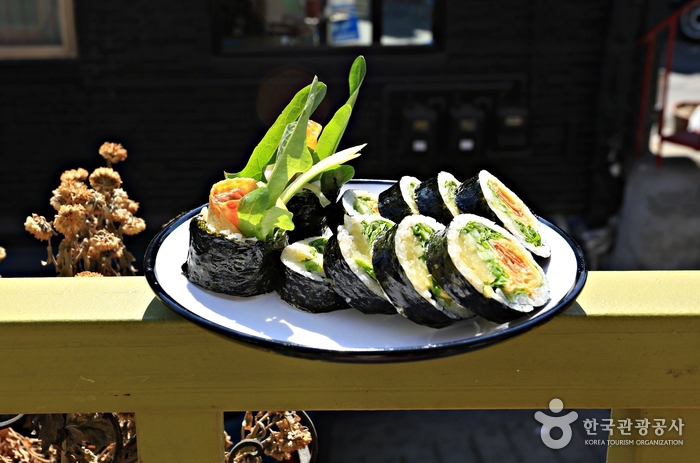 "Oto" wasabi kimbap, un sabor que tanto a los coreanos como a los extranjeros les encanta. - Yongsan-gu, Seúl, Corea (https://codecorea.github.io)