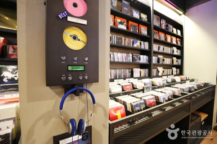 ‘Vinyl & Plastic’ regorge de sons analogiques tels que LP, CD et cassettes. - Yongsan-gu, Séoul, Corée (https://codecorea.github.io)