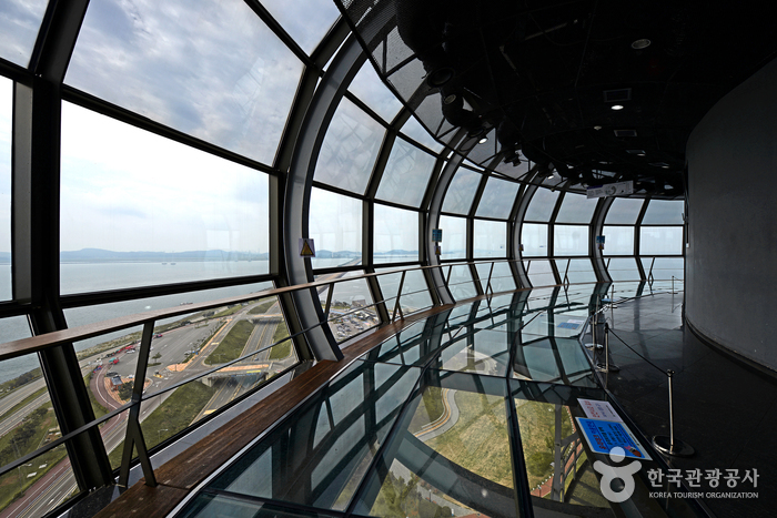 La plataforma de observación de la Luna del Centro de Cultivo de Mareas Sihwa Narae. El skywalk, que está parcialmente terminado con vidrio templado, es impresionante. - Ansan-si, Gyeonggi-do, Corea (https://codecorea.github.io)