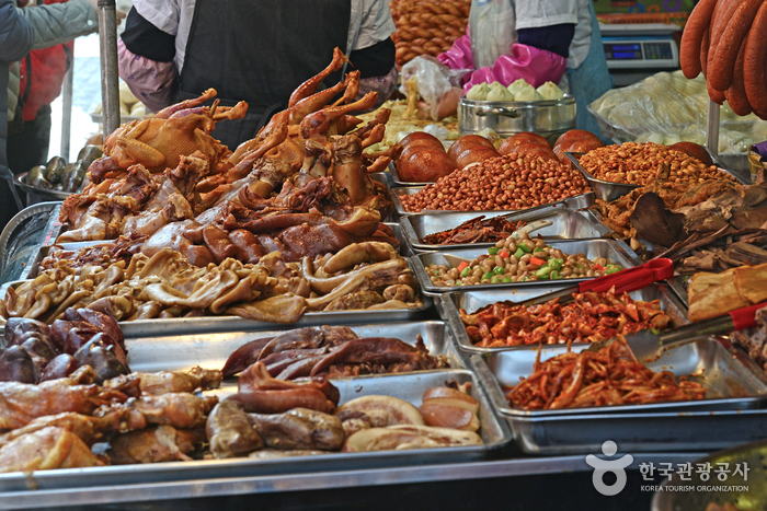 Es gibt viele exotische Lebensmittel in multikulturellen Lebensmittelstraßen. - Ansan-si, Gyeonggi-do, Korea (https://codecorea.github.io)