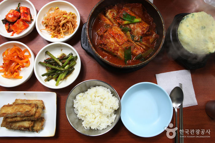 Wenn Sie gedünsteten braunen Reis bestellen, sind gedämpftes Ei und gebratenes frittiertes Hühnchen ein Service. - Jung-gu, Seoul, Korea (https://codecorea.github.io)