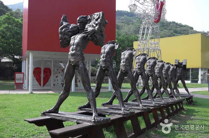藝術家Ryu的雕塑在<特快列車-時代> - 韓國京畿道良州 (https://codecorea.github.io)