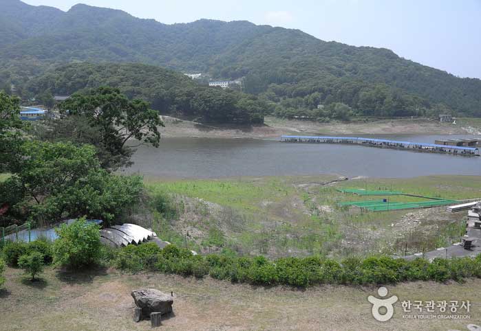 Кисанское водохранилище от Художественного музея Ансангчхоль - Янчжу, Кёнгидо, Корея (https://codecorea.github.io)
