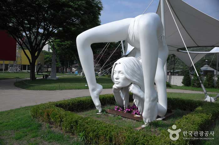 馬克·奎因的雕塑<神話> - 韓國京畿道良州 (https://codecorea.github.io)