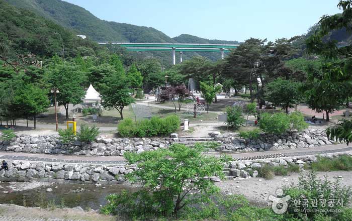Парк скульптур Jangheung перед музеем искусств Jang Ukjin - Янчжу, Кёнгидо, Корея (https://codecorea.github.io)
