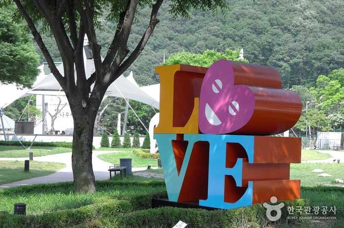 Love by Kang Young-min instalado al comienzo del parque de arte Jangheung - Yangju, Gyeonggi-do, Corea (https://codecorea.github.io)