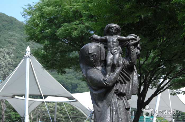 Escultura de Bourdel <Nuestra Señora con Ofrendas> - Yangju, Gyeonggi-do, Corea (https://codecorea.github.io)