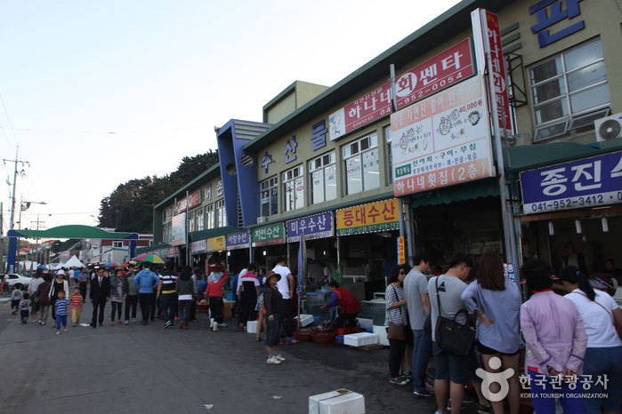 Ein Restaurant im zweiten Stock, in dem Sie die Kreaturen essen können, die Sie kaufen, wenn Sie dafür bezahlen. - Seocheon-gun, Chungcheongnam-do, Korea (https://codecorea.github.io)