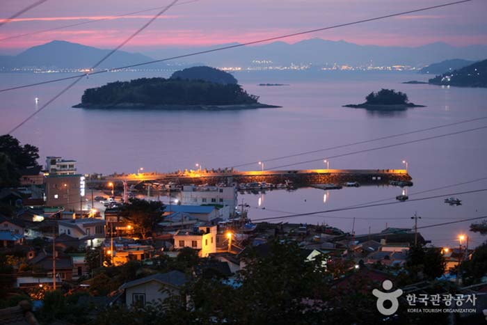 Pyeongsan Hafen, wo die Dunkelheit hereinbrach - Namhae-gun, Gyeongnam, Südkorea (https://codecorea.github.io)