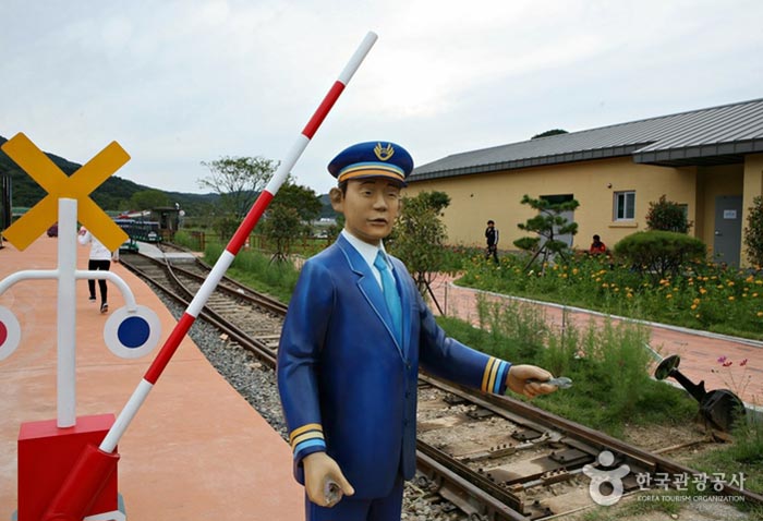 Poupée préposée à la gare de Hadong Rail Park - Hadong-gun, Gyeongnam, Corée du Sud (https://codecorea.github.io)