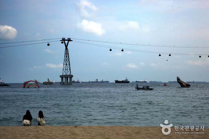 Playa Songdo con arena fina y mar índigo - Seo-gu, Busan, Corea (https://codecorea.github.io)