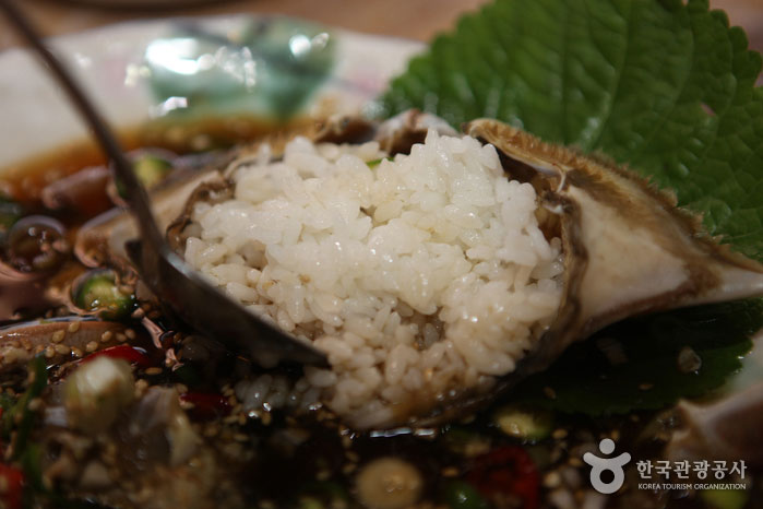 One bowl is just hot by rubbing it on the crab. - Gunsan-si, Jeollabuk-do, Korea (https://codecorea.github.io)