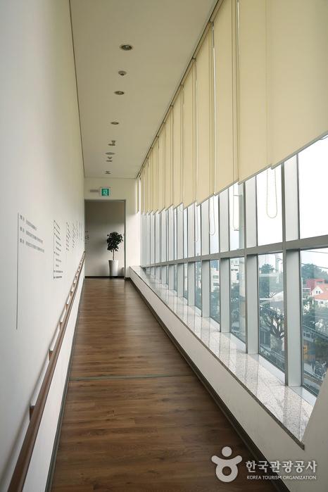 連接Soam紀念堂1層和2層的通道的窗戶是仿照Hwasunji上的一個圖形建模的。 - 韓國濟州島西歸浦市 (https://codecorea.github.io)