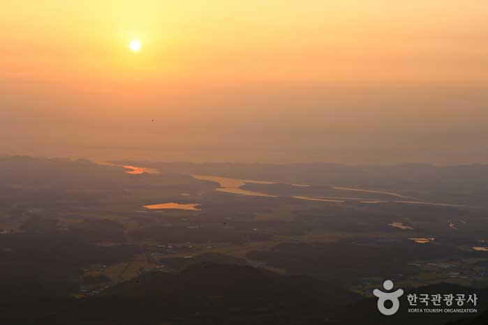 Landschaft von Oseosan bei Sonnenuntergang mit silbernem Gras, Meer und Ebenen - Boryeong, Chungnam, Korea (https://codecorea.github.io)